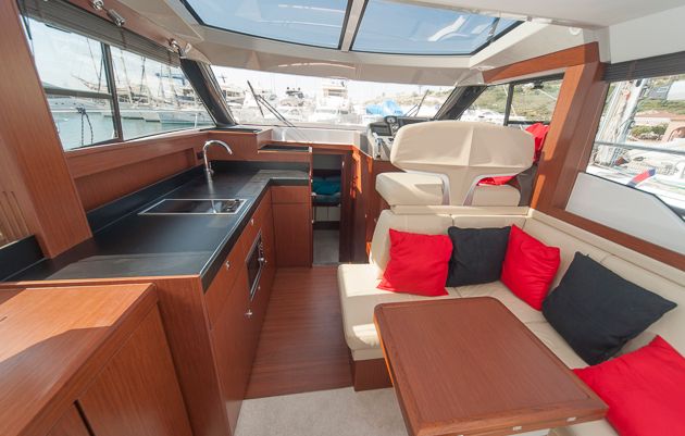 Viel Glas, viel Licht und gute Sicht: Salon der Virtess 420 Coupé. Foto: Dieter Wanke