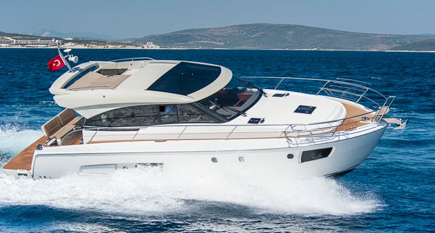 Schnittiger als die Flybridge-Schwester Bavaria Virtess 420 Coupé: Foto: Dieter Wanke