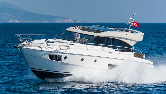 Optisch stimmiger als die Flybridge-Schwester Bavaria Virtess 420 Coupé: Foto: Dieter Wanke S