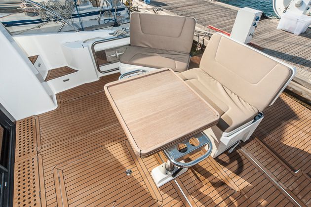 Tisch und Sitze im Cockpit sind auf Schienen individuell positionierbar. Foto: Dieter Wanke