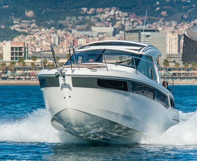 Formen: Die neue Bavaria Sport 360 fährt auf einem bewährtem Rumpf. Foto: Dieter Wanke