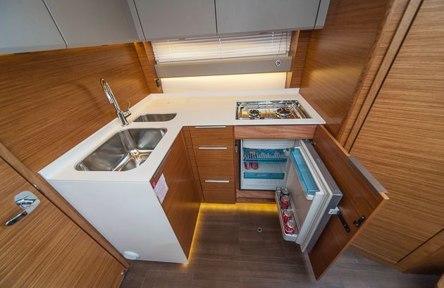 Alles da: Zum Kochen, Kühlen, und Spülen. Und auch neue Kästen zum Stauen. Foto: Dieter Wanke