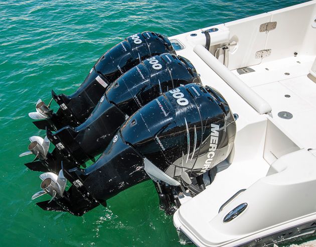 Kraft am Heck: Drei Verado 300 sind auf diesem Boot noch längst nicht die Höchstmotorisierung. Foto: Dieter Wanke