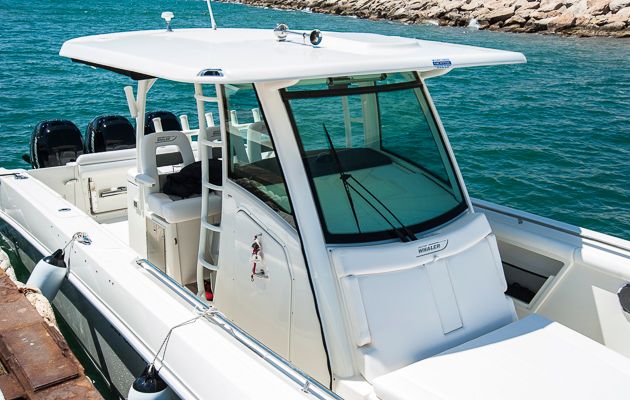 Wetterfest: Mittelkonsole mit Hardtop auf dem eine optionale Flybridge montiert werden kann. Foto: Dieter Wanke
