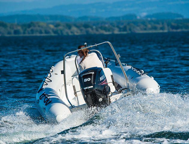 Manierlich: Trotz Seilzuglenkung ließ sich das Boot willig in die Kurven steuern. Foto: Dieter Wanke
