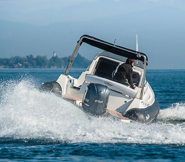Einer reicht: Mit dem Yamaha 250-PS- Außenborder schaffte das Boot 42 Knoten. Foto: Dieter Wanke