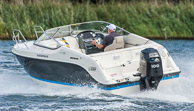 Sportlich: Das leichte Boot sprintet in nur 13 Sekunden auf 30 Knoten. Foto: Dieter Wanke