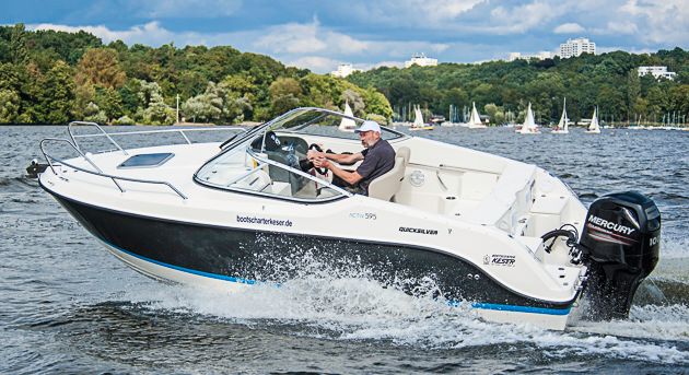 Gut um die Ecke: Das hochwandige Cockpit verleiht vor allem Kindern bei Kurvenfahrt Sicherheit. Foto: Dieter Wanke