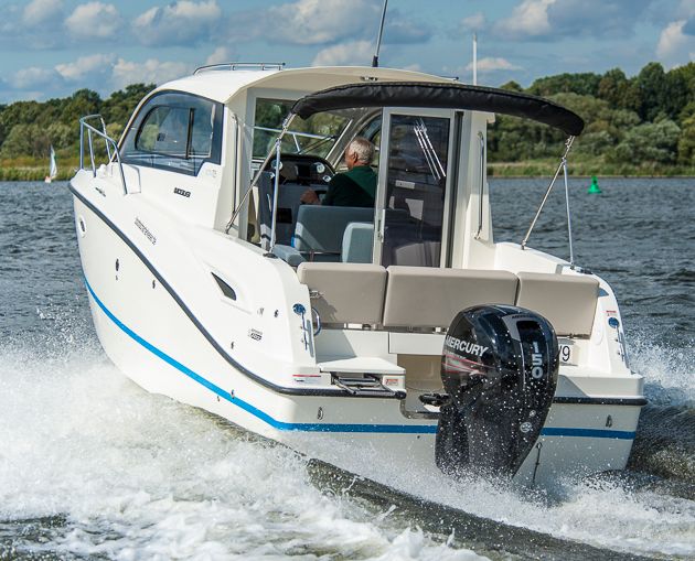 Leichter als normal: Das unbeladene Testboot lag etwas höher im Wasser. Foto: Dieter Wanke