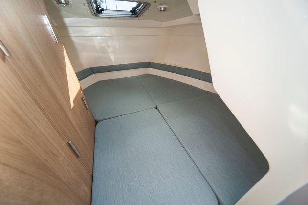 Blockade: Kein WC-Zutritt wenn die Sitzgruppe zur Koje umgebaut wird. Foto: Dieter Wanke