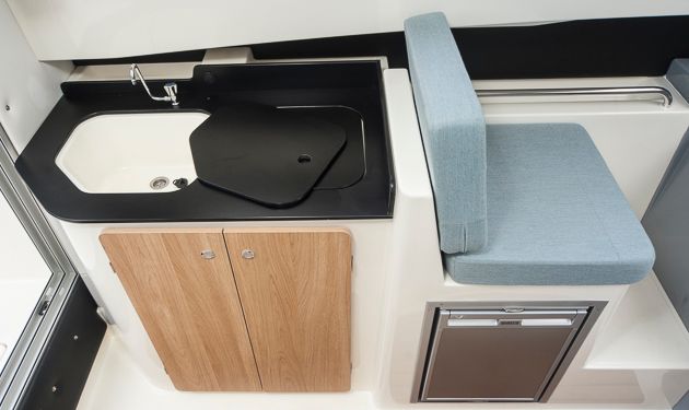 Küche & Keller: Pantry hinter und (optionaler) Kühlschrank unter dem Beifahrersitz. Foto: Dieter Wanke