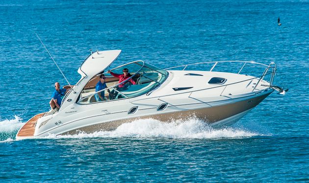Spurtreu udnunaufgeregt: Die Sea Ray 305 Sundancer beim Test am Mittelmeer. Foto: Dieter Wanke