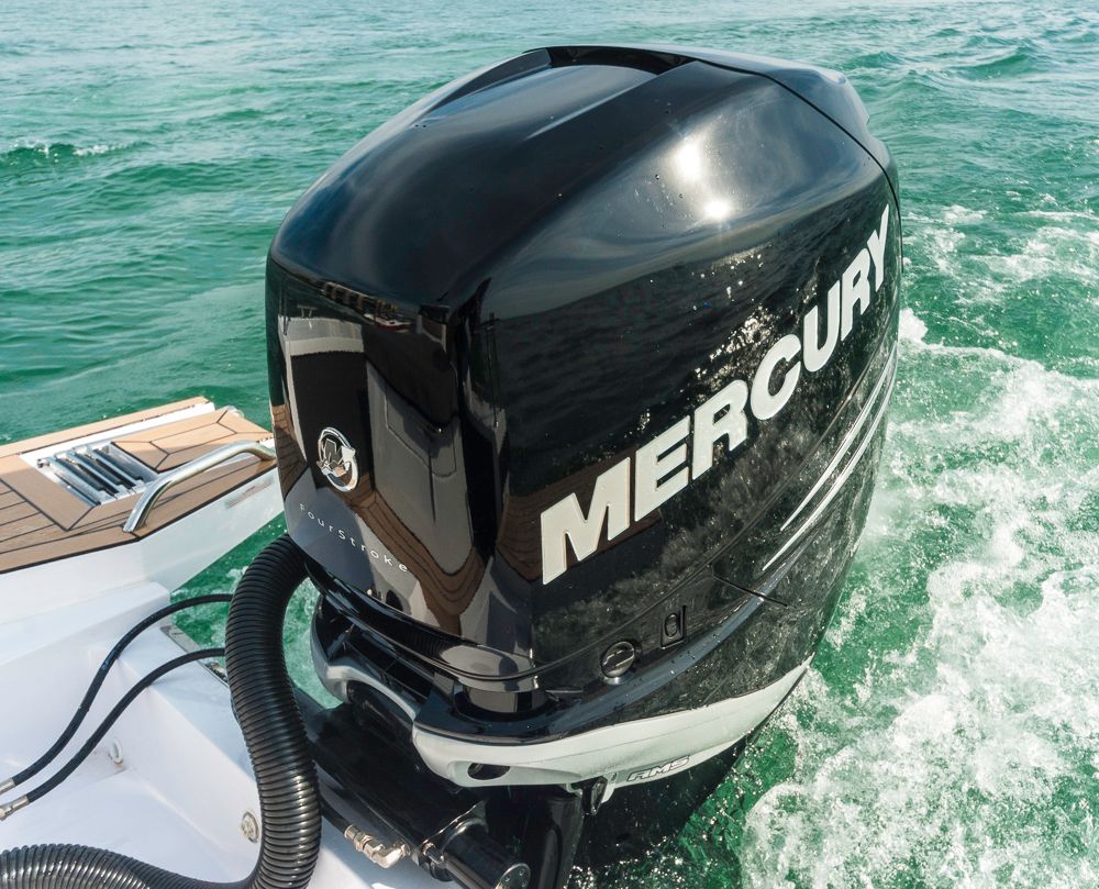 Stark aber nicht Top: Der Mercury 300 sorgte am Testboot für gute Fahrleistungen, doch ab 2016 geht's mit dem Verado 350 wohl noch einen Tick schneller. Foto: Dieter Wanke