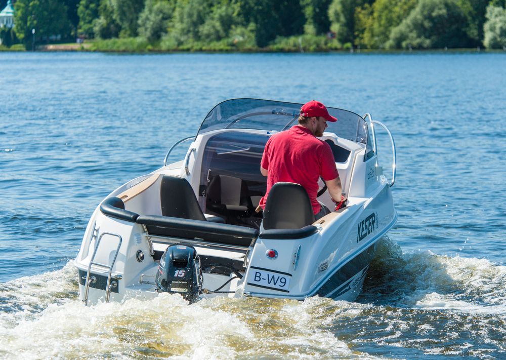 Es ginge auch mehr: Die Galia 485 Cruiser mit ihren hohen Bordwänden ist für küstennahe Fahrt zugelassen und verträgt auch stärkeren Schub als 15 PS. Foto: Dieter Wanke