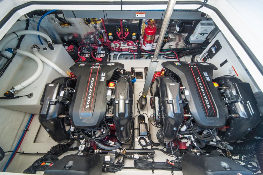 Alles am Platz: Maschinenraum des Testbootes, das mit zwei Volvo Penta V8-300 ausgestattet war. Foto: Dieter Wanke