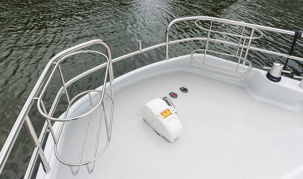 Mit breitem Bug: Sowohl an als auch unter Deck schafft dieses Konstruktionsmerkmal viel Platz. Foto: Dieter Wanke