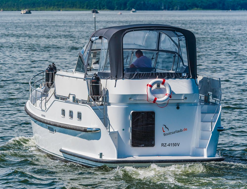 An den Proportionen der Heckansicht wird deutlich, wie viel Platz an Bord dieser knapp 12 Meter langen Verdrängeryacht herrscht. Foto: Dieter Wanke