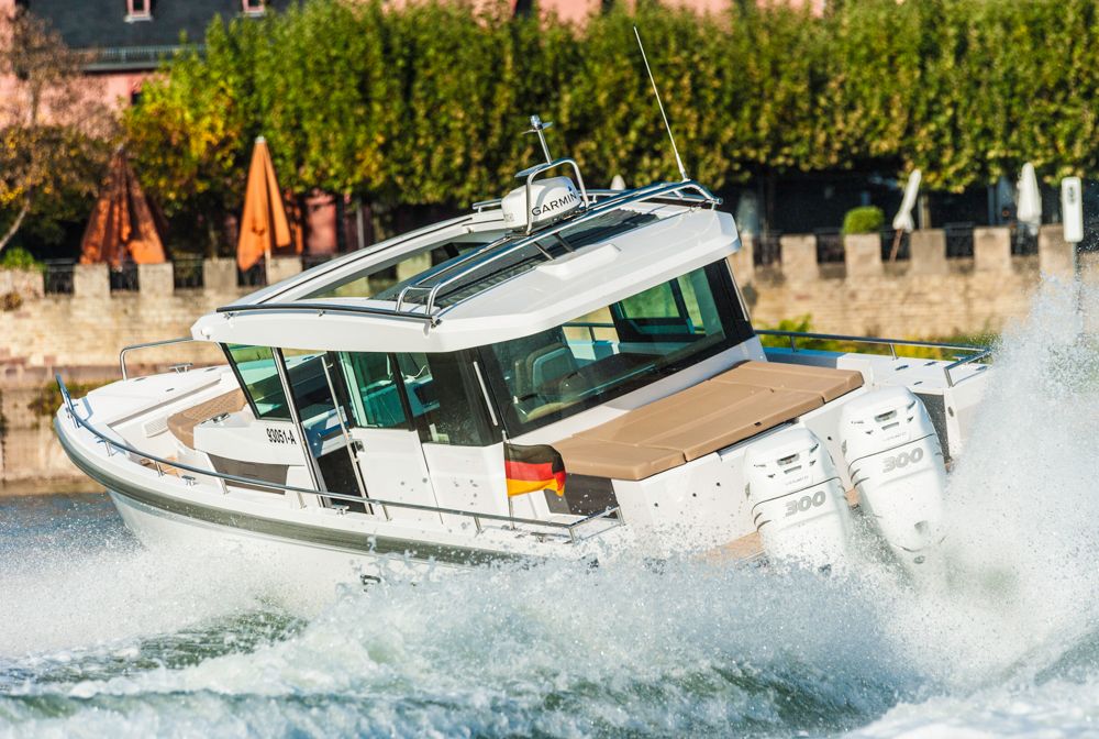 Farbabstimmung: die beiden weißen Verados passen gut zur Rumpffarbe. Gut sichtbar ist auch die große Sonnenliege am Dach der Achterkajüte. Polster kosten allerdings extra. Foto: boats.com/Wanke