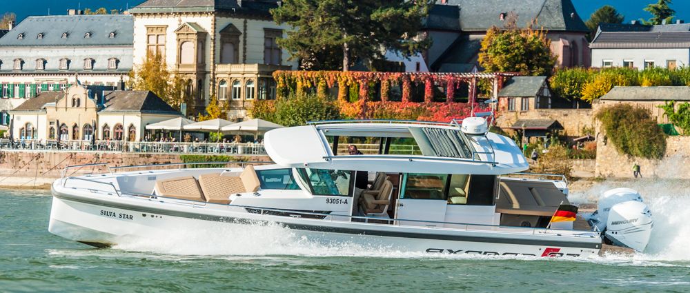 Deckshaus: Die getestete Yacht mit dem großen Deckshaus eignet sich für Allwetterbetrieb. Handläufe am Dach gibt's jedoch nur in Verbindung mit dem Instrumententräger. Foto: boats.com/Wanke