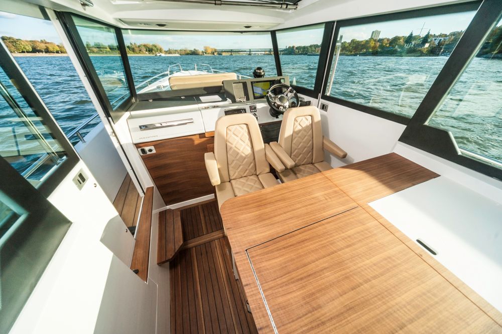 Groß geraten: Deckshaus mit Esstisch, drehbaren Vordersitzen und ergonomisch einwandfreiem Steuerstand.Foto: boats.com/Wanke