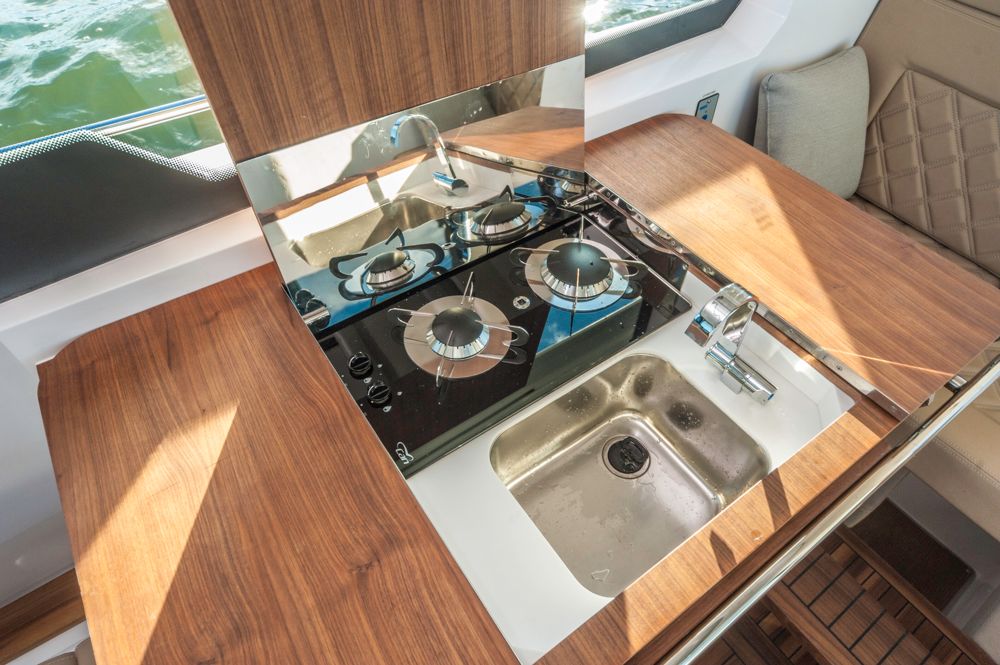 Wandelbar:Eine Kitchenette, die sich im Tisch verbirgt. Foto: boats.com/Wanke