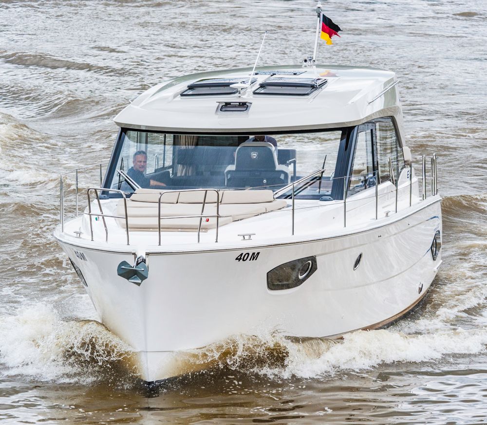 Pioniertat: Bavarias Ausflug in die Verdrängerwelt beginnt mit der E40 Sedan, der schon bald eine Version mit Flybridge folgen soll. Foto: Dieter Wanke