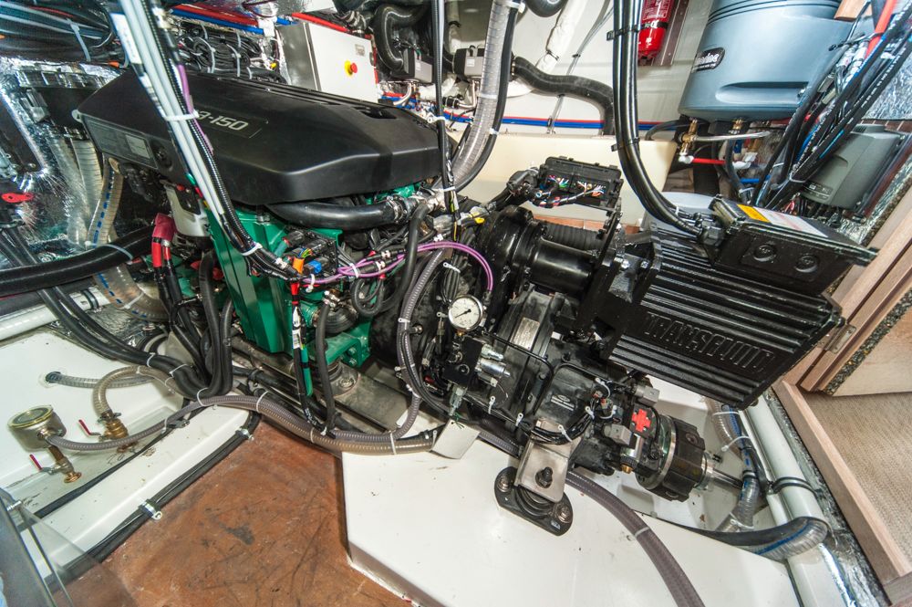 Diesolektrisch: Der Volvo Penta D3 Dieselmotor (l.) wird von einem Stromer ergänzt, der vom Fahrer bei Bedarf ein- und ausgekuppelt wird. Foto: Dieter Wanke