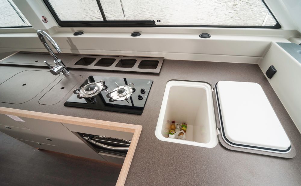 Fahrtauglich: Die Pantry an Backbord hat einiges, das sich auf Segelbooten bewährt hat, wie z. B. ein von oben zugängliches Kühlfach. Foto: Dieter Wanke