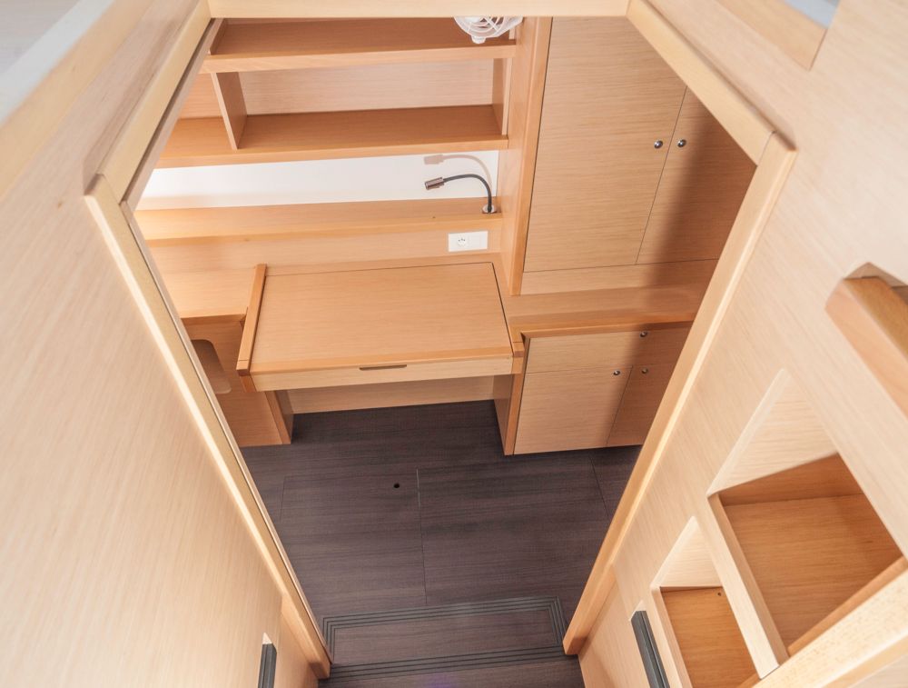 Produktiv: WEr an Bord arbeiten muss oder möchte, findet in der Mastersuite des Dreikabinen-Layouts einen Schreibtisch vor. Foto: boats.com/Wanke