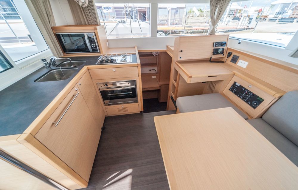 Hell: Im Decksalon sind die Pantry, die Navi-Ecke und eine Sitzgruppe untergebracht. Foto: boats.com/Wanke