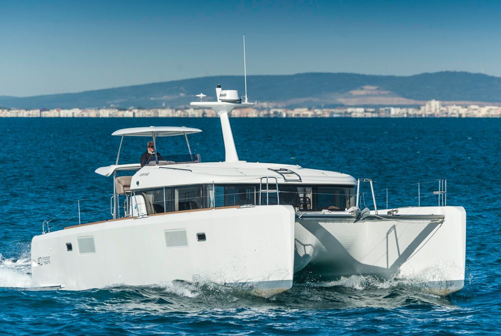 Instrumententräger statt Segelrigg: Die Lagoon 40 MY ist der mastlose Zwilling des Lagonn 39 Segelkats. Foto: boats.com/ Wanke