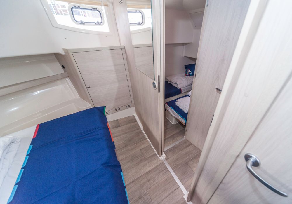 Quer eingebaut: Doppelkoje in de rBugkajüte. Foto: boats.com/Wanke