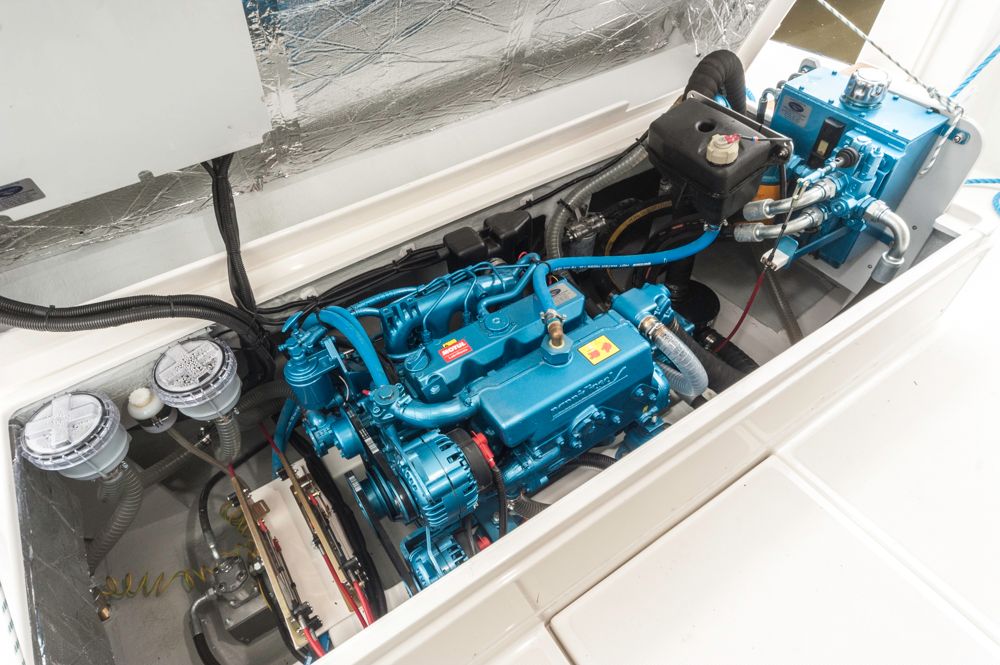Viel Volumen, wenig PS: Der Nani-Diesel reicht für knapp 5 Knoten Reisegeschwindigkeit. Das ist genug zum Genießen. Foto: boats.com/Wanke