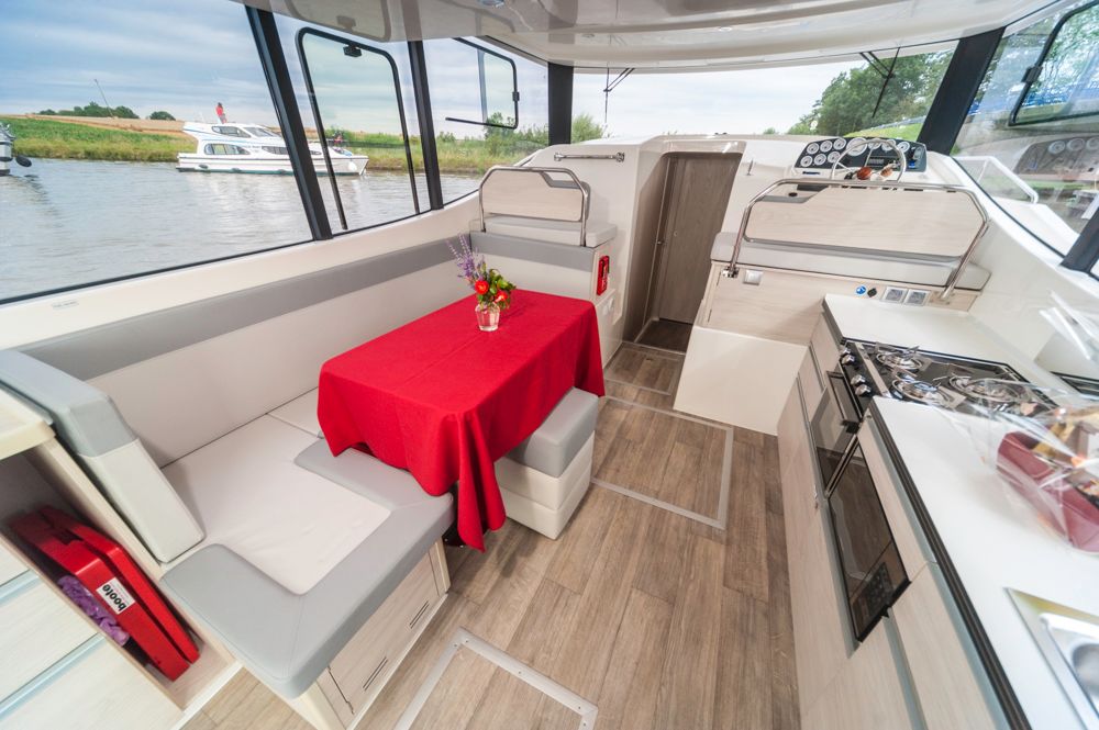 Alles drin, alles dran: Deckshaus der LeBoat Horizon 1150 mit Pantry, Esstisch und Steuerstand. Foto: boats.com/Wanke