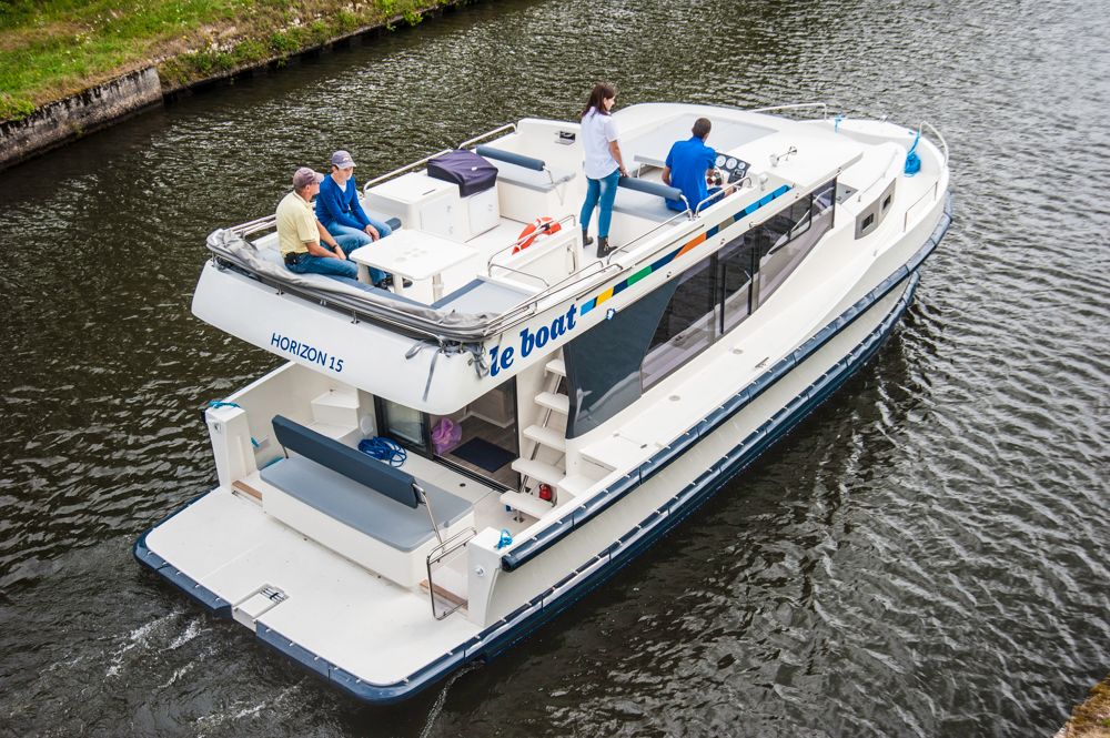 Aussichtsdeck: Die große Flybridge reicht für alle. Foto: boats.com/Wanke