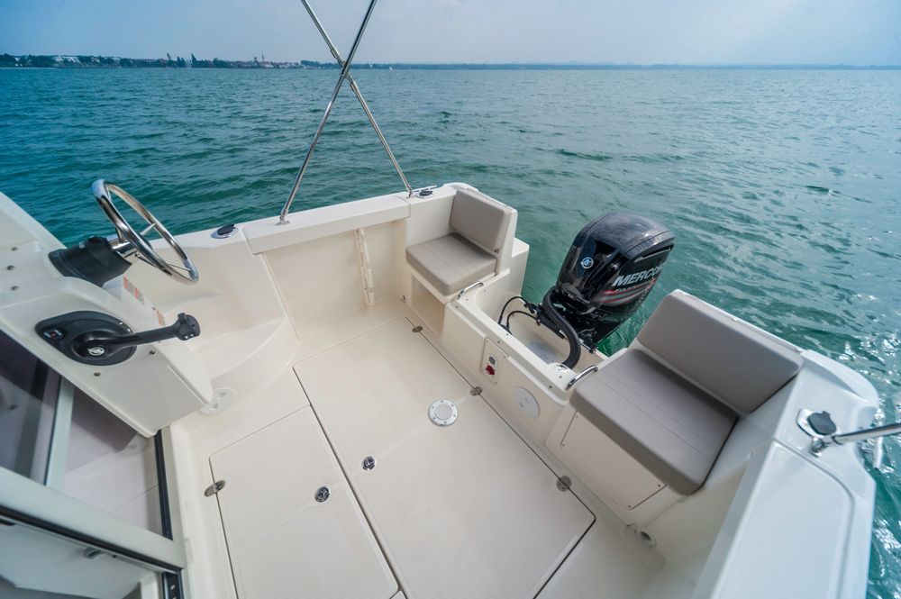 Das Cockpit bietet viel Platz für ein Boot dieser Größe