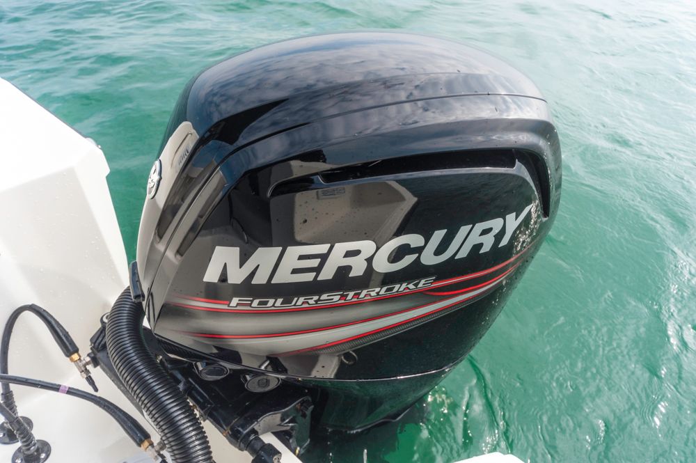 Vernünftig die Motorisierung mit dem 100 PS Mercury, doch die Reichweite ist durch geringe Tankkapazität beschränkt. Foto: boats.com/ Wanke