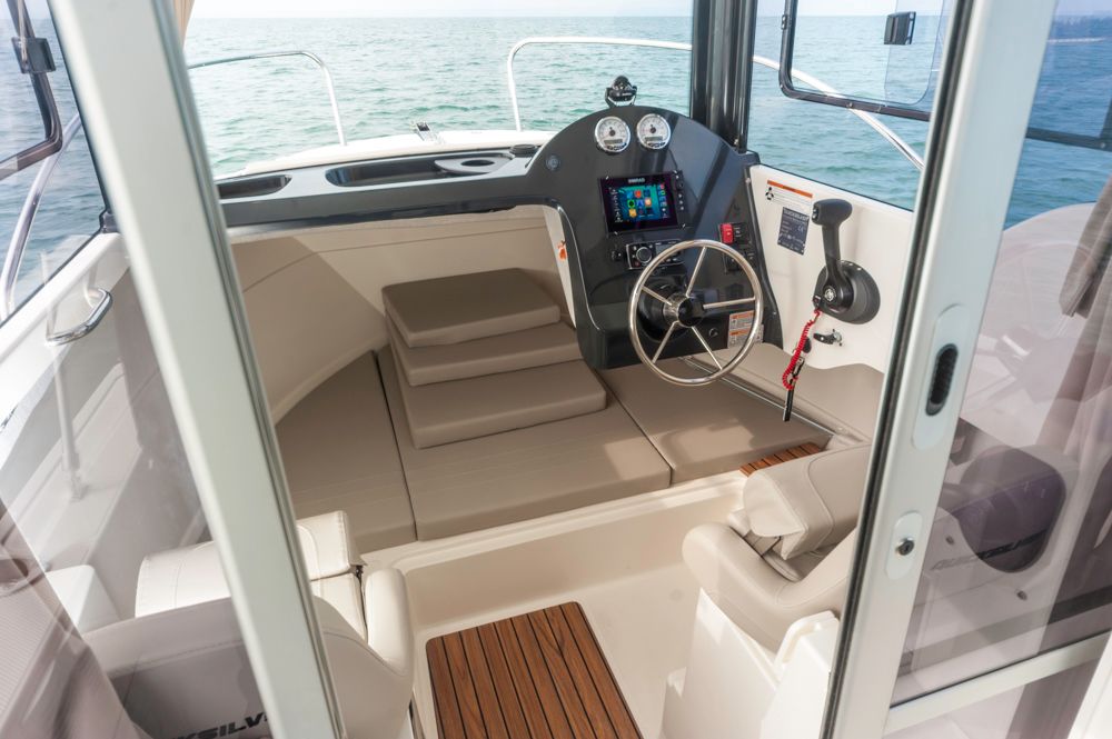 Steuerstand innen und Doppelkoje im Bug davor. Foto: boats.com/ Wanke
