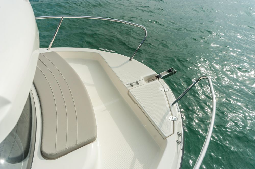 Kurzer Bug, geteilte Reling. Gut zum Ein- und Ausstieg, doch zu klein zum Sonnenbad. Foto: boats.com/ Wanke