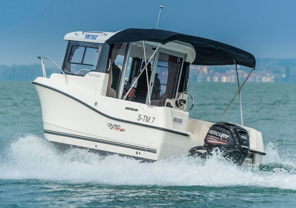 Enge Kurven schafft die Captur 555 Pilothouse problemlos, doch ab 3000 Touren macht sich Kavitation bemerkbar. Foto: boats.com/ Wanke