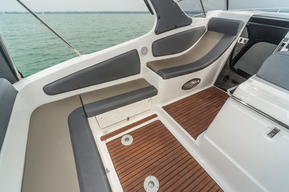 Sitzecke achtern und Sonnenliege an Backbord. Foto: boats.com/Wanke