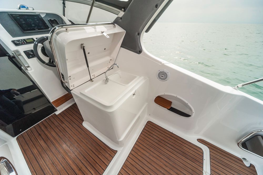 Steuerstand mit integrierter Wetbar. Foto: boats.com/Wanke