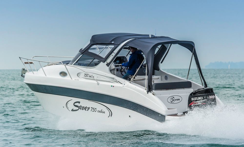 Fast allwettertauglich wird die Saver 750 Cabin mit dem Cockpitverdeck. Foto: boats.com/Wanke