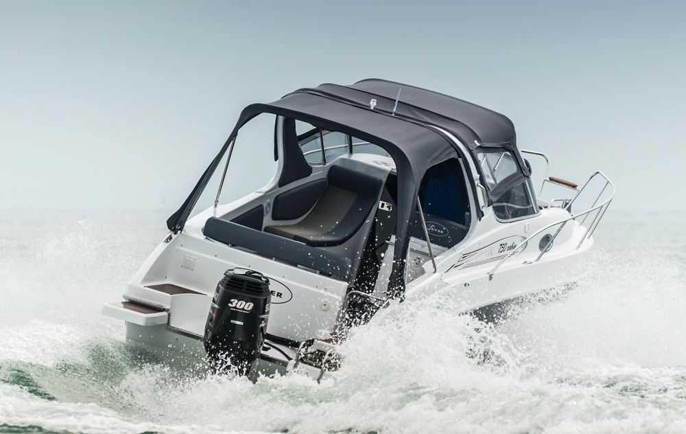 Das Boot zeigte sich in den Kurven diszipliniert, auch wenn der Propeller bei schnellen Richtungswechseln und schneller Fahrt Luft zog. Foto: boats.com/Wanke