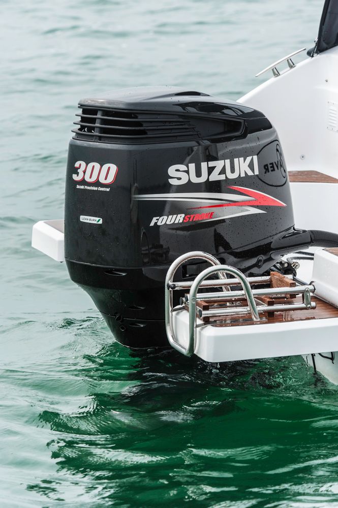 Einzelkämpfer: Der Suzuki 300-PS-Außenborder ist zwar nicht die zugelassene Maximalmotorisierung für die Saver 750 Cabin, erbrachte aber beim Test gute Fahrleistungen. Foto: boats.com/Wanke