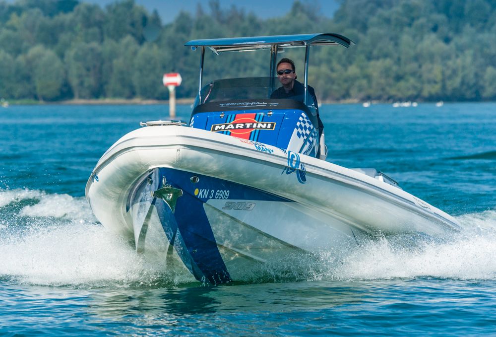 Tiefer V-Rumpf mit Stufen: Die Technohull SV 909 ist für raueres Wasser konzipiert als es der flaue Bodensee beim Test zu bieten hatte. Foto: boats.com/Wanke