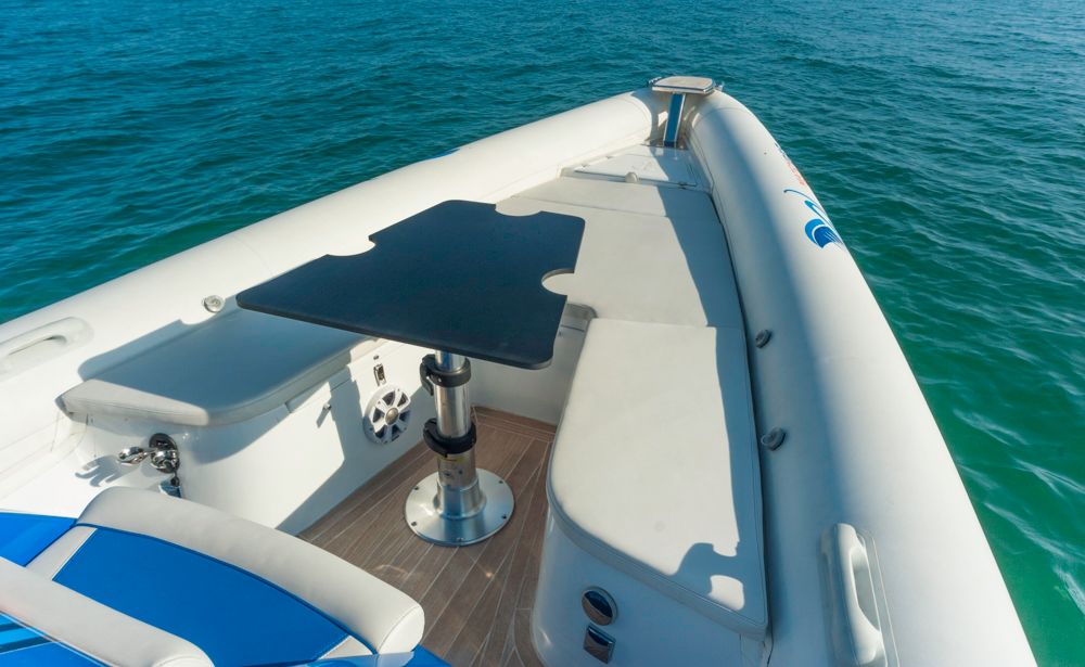 Mit Tisch & Sofa: Bugbereich des Edelschlauchers. Foto: boats.com/Wanke