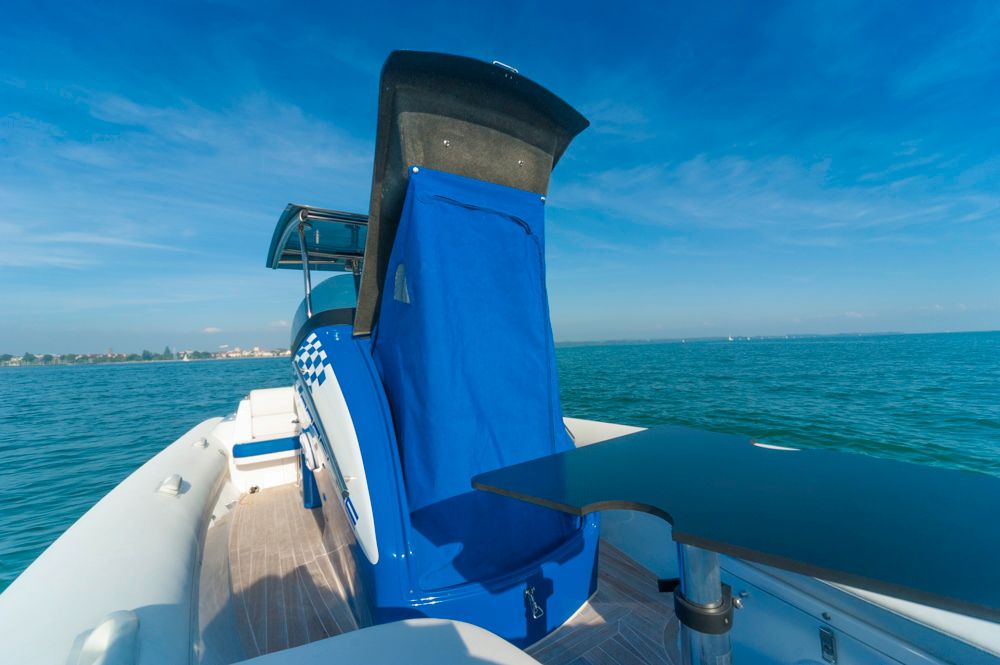 Interssantes Zubehör ist die Umkleidekabine aus Tuch. Foto: boats.com/Wanke