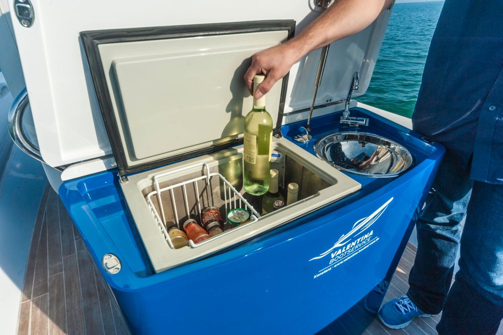 Prost & Mahlzeit: Die praktische Wetbar hinter den Fahrersitzen hält Erfrischungen bereit. Foto: boats.com/Wanke