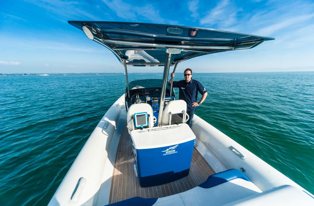 Vorbildlicher Arbeitsplatz an de rMittelkonsole und Sonnenschutz durch T-Top.Foto: boats.com/Wanke
